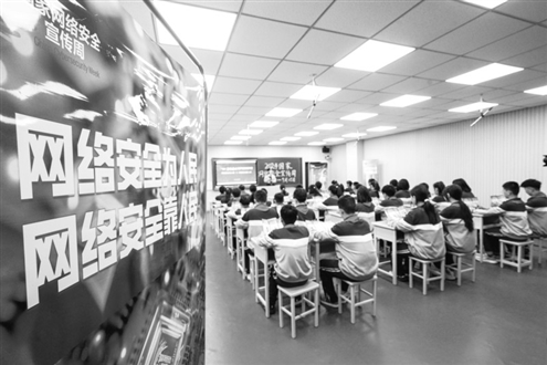 民警在河北省遵化市第四实验小学向学生讲解网络安全知识 新华社发